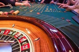 Live dealer blackjack table with multiple cameras